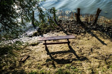 Balık tutmak ya da dinlenmek için boş bank. Tuna Deltası 'ndaki manzara çok güzel. Romanya.