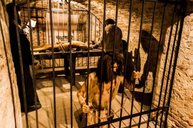 HUNEDOARA, ROMANIA - 11 Eylül 2019: Hunedoara Arkeoloji, Tarih ve Etnografi Müzesi. İşkence ve infaz sergisi