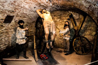 HUNEDOARA, ROMANIA - 11 Eylül 2019: Hunedoara Arkeoloji, Tarih ve Etnografi Müzesi. İşkence ve infaz sergisi