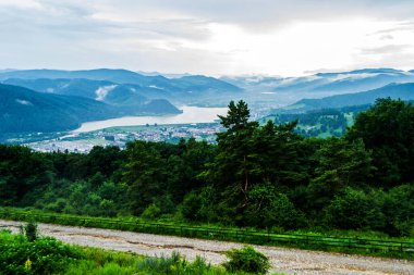 Piatra Neamt kasabası ve Pietricica dağı arasında bağlantı kuran orman yolu..