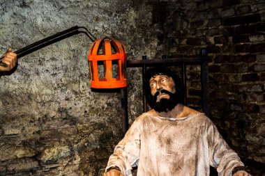 HUNEDOARA, ROMANIA - 11 Eylül 2019: Hunedoara Arkeoloji, Tarih ve Etnografi Müzesi. İşkence ve infaz sergisi