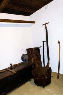 SUCEAVA, ROMANIA - 21 Haziran 2019: Eski paslı ekipmanlarla çalışma odası. Bucovina Köy Müzesi veya Bukovina Ulusal Müzesi.