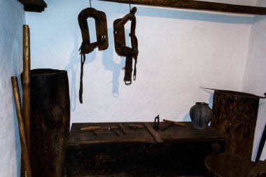 SUCEAVA, ROMANIA - 21 Haziran 2019: Eski paslı ekipmanlarla çalışma odası. Bucovina Köy Müzesi veya Bukovina Ulusal Müzesi.