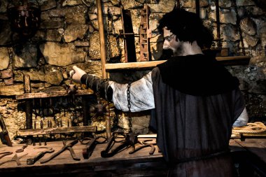 HUNEDOARA, ROMANIA - 11 Eylül 2019: Hunedoara Arkeoloji, Tarih ve Etnografi Müzesi. İşkence ve infaz sergisi