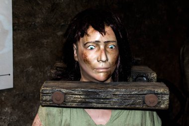 HUNEDOARA, ROMANIA - 11 Eylül 2019: Hunedoara Arkeoloji, Tarih ve Etnografi Müzesi. İşkence ve infaz sergisi