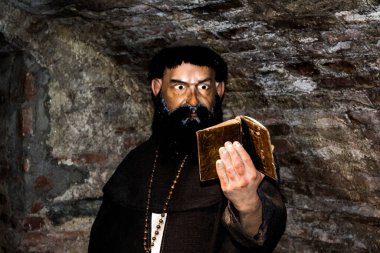 HUNEDOARA, ROMANIA - 11 Eylül 2019: Hunedoara Arkeoloji, Tarih ve Etnografi Müzesi. İşkence ve infaz sergisi