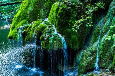 Bigar Şelalesi dünyanın en görkemli şelalelerinden biri olarak kabul edilir. Burası da Paralel 45 'lik Romanya' dan geçiş yeri..
