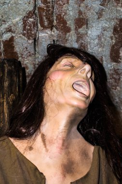 HUNEDOARA, ROMANIA - 11 Eylül 2019: Hunedoara Arkeoloji, Tarih ve Etnografi Müzesi. İşkence ve infaz sergisi