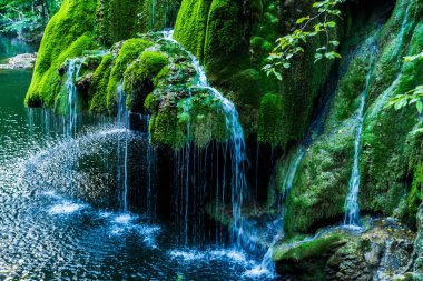 Bigar Şelalesi dünyanın en görkemli şelalelerinden biri olarak kabul edilir. Burası da Paralel 45 'lik Romanya' dan geçiş yeri..