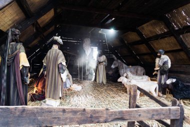 BUCHAREST, ROMANIA - 09 ARALIK 2018 Hz. İsa 'nın Meryem, Yusuf, koyun ve büyücüyle doğuşu sahnesi.