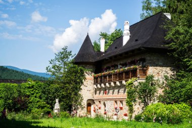 SUCEAVA, ROMANIA: 20 Haziran 2019: Moldovita Manastırı, Vatra Moldovitei 'deki eski manastır yerleşimlerinden biridir.