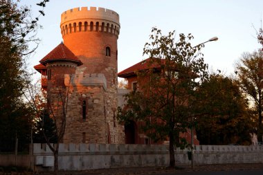 Gün batımında Bükreş 'ten Vlad Tepes şatosu. Carol Park.