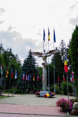SUCEAVA, ROMANIA - 21 Haziran 2019: Bucovina heykeli veya Bucovina kahramanları ve şehitleri anıtı Bayrakçı Mircea Dneasa tarafından yapılan Bayraklar Parkı 'nda yer almaktadır..