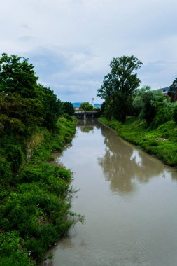 Romanya 'nın Bistrita kentinde Bistrita Nehri ve Codrisor Ormanı.