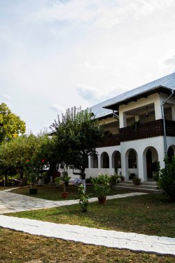 Strehaia Manastırı 'nın avlusu, güneyde sunağı olan tek manastır. Romanya