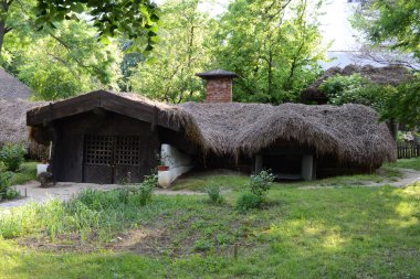 BUCHAREST, ROMANIA - 11 Mayıs 2014: Romanya 'nın Bükreş kentindeki' Dimitrie Gusti 'Köy Müzesindeki eski yeraltı evi.
