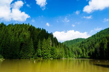 Kızıl Göl, aynı zamanda Ghilco Gölü veya Killer Gölü olarak da bilinir bir deprem sonucu oluşan doğal bir baraj gölüdür..