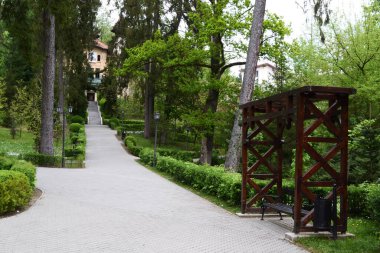 GOVORA, ROMANIA - MAYIS 01, 2015: Govora parkının manzarası, iyi enerji ve titreşimlerle rahatlamak için çok iyi bir yer.