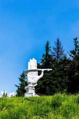 BUCOVINA, ROMANIA - 20 Haziran 2019: Komünist rejim tarafından inşa edilen yol işçilerinin bir palmiyeyi tasvir eden anıtı.
