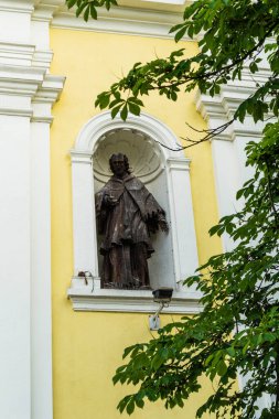 BAIA MARE, ROMANIA - 17 Haziran 2019: Kutsal Üçlemeci Kilisesi, Baia Mare belediyesinde bulunan tarihi ve mimari bir anıttır. Binanın Cluj 'daki Cizvitler Kilisesi ve Blaj' daki Katedral ile mimari benzerlikleri var..