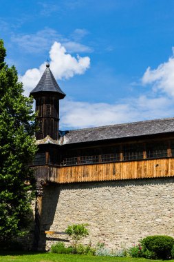 Sucevita Manastırı, 1583-1586 yılları arasında Romanya 'da inşa edilmiş ve kompleksin çevresini çevreleyen güçlendirilmiş duvarların verdiği bir ortaçağ kalesi gibi görünen bir Ortodoks manastırı..