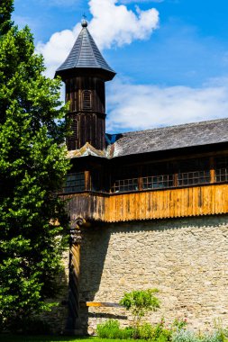 Sucevita Manastırı, 1583-1586 yılları arasında Romanya 'da inşa edilmiş ve kompleksin çevresini çevreleyen güçlendirilmiş duvarların verdiği bir ortaçağ kalesi gibi görünen bir Ortodoks manastırı..