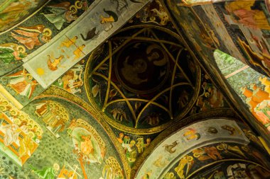 SUCEAVA, ROMANIA - 20 Haziran 2019: Sucevita Manastırı, 1583-1586 yılları arasında, kompleksin çevresini çevreleyen güçlendirilmiş duvarlar tarafından verilen bir ortaçağ kalesi görünümlü bir Ortodoks manastırı..
