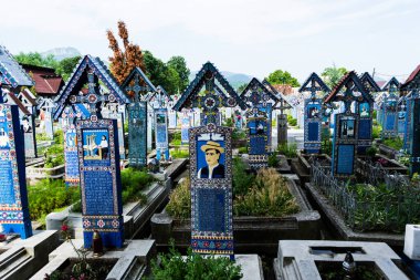 MARAMURES, ROMANIA - 18 Haziran 2019: Sapanta vilage 'deki Mutlu Mezarlık, naif tablolarıyla ünlü, orijinal ve şiirsel bir şekilde, orada gömülenlerin yanı sıra hayatlarından sahneler de var..