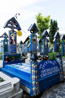 MARAMURES, ROMANIA - 18 Haziran 2019: Sapanta vilage 'deki Mutlu Mezarlık, naif tablolarıyla ünlü, orijinal ve şiirsel bir şekilde, orada gömülenlerin yanı sıra hayatlarından sahneler de var..
