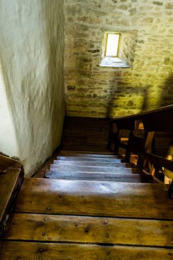 SUCEAVA, ROMANIA - 20 Haziran 2019: Sucevita Manastırı, 1583-1586 yılları arasında, kompleksin çevresini çevreleyen güçlendirilmiş duvarlar tarafından verilen bir ortaçağ kalesi görünümlü bir Ortodoks manastırı..