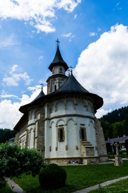 SUCEAVA, ROMANIA - 20 Haziran 2019: Putna Manastırı, Büyük Stephen tarafından inşa edilmiş ve adanmış, ortaçağ Moldavya 'sının en önemli kültürel, dini ve sanatsal merkezlerinden biridir.. 