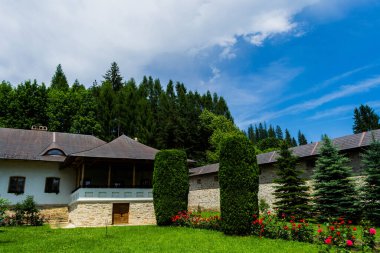 SUCEAVA, ROMANIA - 20 Haziran 2019: Putna Manastırı, Büyük Stephen tarafından inşa edilmiş ve adanmış, ortaçağ Moldavya 'sının en önemli kültürel, dini ve sanatsal merkezlerinden biridir.. 