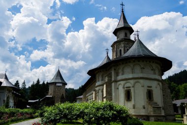 SUCEAVA, ROMANIA - 20 Haziran 2019: Putna Manastırı, Büyük Stephen tarafından inşa edilmiş ve adanmış, ortaçağ Moldavya 'sının en önemli kültürel, dini ve sanatsal merkezlerinden biridir.. 