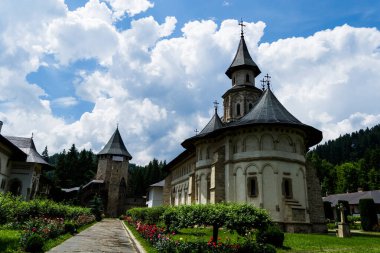 SUCEAVA, ROMANIA - 20 Haziran 2019: Putna manastırı, Büyük Stephen tarafından inşa edilmiş ve adanmış, ortaçağ Moldavya 'sının en önemli kültürel, dini ve sanatsal merkezlerinden biridir. Putna Manastırı 'nda...