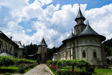 SUCEAVA, ROMANIA - 20 Haziran 2019: Putna manastırı, Büyük Stephen tarafından inşa edilmiş ve adanmış, ortaçağ Moldavya 'sının en önemli kültürel, dini ve sanatsal merkezlerinden biridir. Putna Manastırı 'nda...