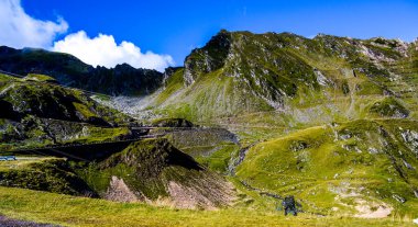 Güzel dağlarla ve güneşte yeşil vadiyle manzara, Transfagarasan, Romanya.