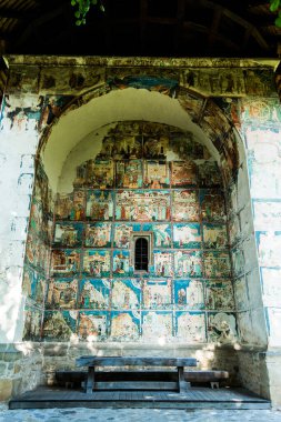 BUCOVINA, ROMANIA - 20 Haziran 2019: Arbore Kilisesi bir Romen Ortodoks manastırı. Moldavya 'nın UNESCO Dünya Mirası Alanındaki kiliseleri oluşturan sekiz binadan biri mi?.