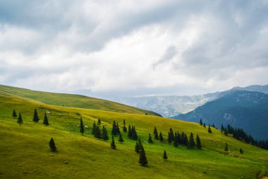 Dağlar, tepeler ve bulutlu gökyüzü, Transalpina yolu, Romanya.