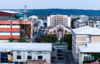 DROBETA TURNU SeVERIN, ROMANIA - Eylül 07.2019: Drobeta Turnu Severin şehrinin panoramik görüntüsü, Mehedinti İlçesi Su Kulesi 'nden.