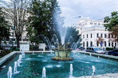 DROBETA TURNU SEVERIN, ROMANIA - Eylül 07.2019: Drobeta Turnu Severin şehir merkezindeki Artesian çeşmesi, Mehedinti.