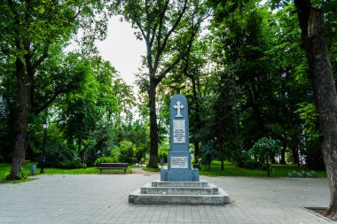 SUCEAVA, ROMANIA - 20 Haziran 2019: Ioan Nemes öğretmeni adlı Central Park 'tan kahramanlar anıtı.