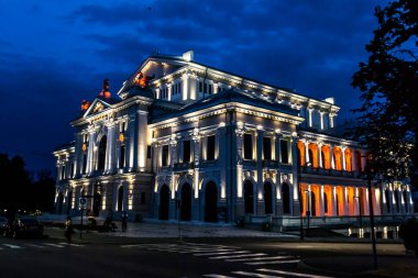 DROBETA TURNU SeVERIN, ROMANIA - Eylül 07, 2019: Kültür Sarayı Theodor Costescu, dış mekan gece görüşü.
