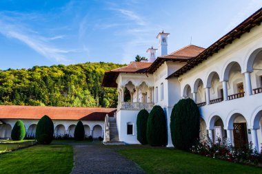 Sambata de SUS, ROMANIA - 12 Ekim 2019: Sambata de sus olarak bilinen Brancoveanu Manastırı, bu kutsal yerde dua eden ya da ayakta duran inananlar için geri çekilme, huzur ve ruhsal güçlenme yeri olarak bilinir..