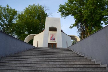 GOVORA, ROMANIA - MAYIS 01, 2015: Yeni Ortodoks Kilisesine giden merdivenler