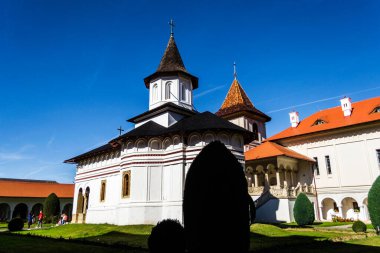Sambata de SUS, ROMANIA - 12 Ekim 2019: Sambata de sus olarak bilinen Brancoveanu Manastırı, bu kutsal yerde dua eden ya da ayakta duran inananlar için geri çekilme, huzur ve ruhsal güçlenme yeri olarak bilinir..