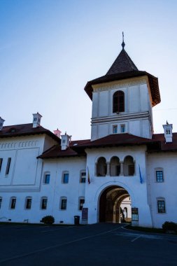 Sambata de sus manastırı, bu kutsal yerde dua eden ya da ayakta duran inananlar ve ziyaretçiler için inzivaya çekilme, rahatlama ve ruhsal güçlenme yeri olarak bilinir. Romanya
