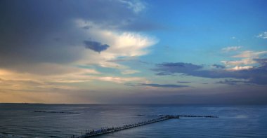 Romanya 'da günbatımı bulutları Karadeniz' i kaplıyor