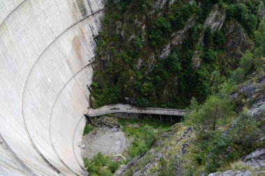 Romanya 'daki Vidraru barajının manzarası. Fagaras dağlarında ve Transfagarasan 'ın bir parçasıdır..