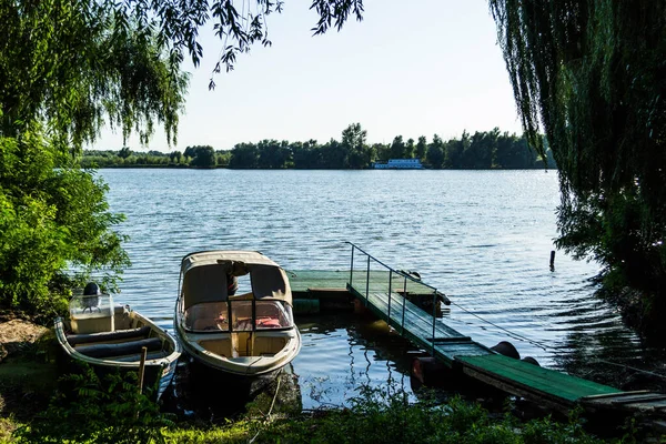Vackert Landskap Donau Delta Båtar För Segling Vid Strandlinjen Rumänien — Stockfoto