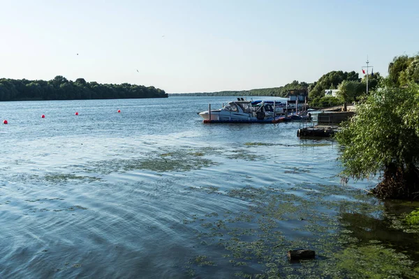 Hermoso Paisaje Delta Del Danubio Barcos Para Navegar Costa Rumanía —  Fotos de Stock